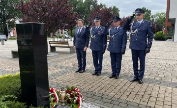 Zdjęcie ze złożenia kwiatów pod pomnikiem